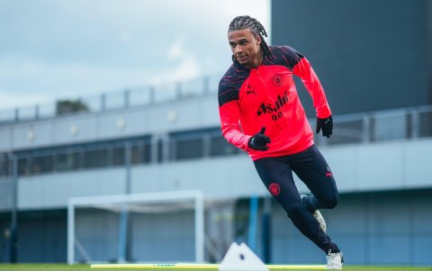 Nathan Aké, zaguero del City cumplió la práctica con normalidad.