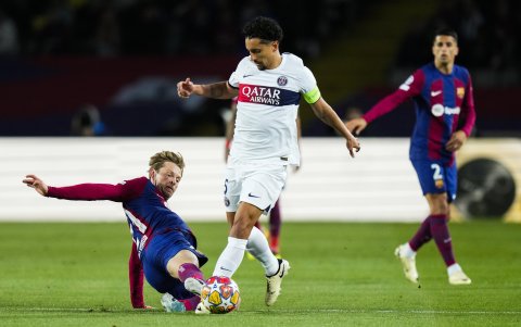 El centrocampista del FC Barcelona Frenkie de Jong (i) lucha con Marquinhos, del PSG.