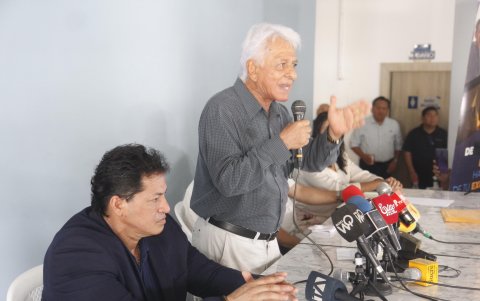 En el acto, Ricardo Onofre (de pie) aseguró que el actual presidente mintió sobre los cambios que se harían en las unidades para mejorar el servicio.