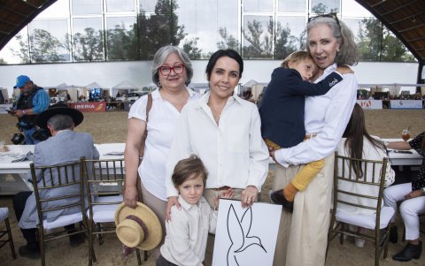 Ivette Sarzosa, Gabriela Capello y Magaly Espinosa junto a los niños Oliver Suárez y Mateo Yaman Roldán.