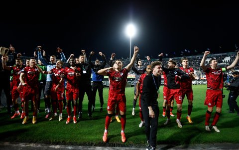 El ecuatoriano Joel Ordóñez (c) festeja con sus compañeros el pase a 'semis'.