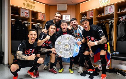 Piero Hincapié celebra la Bundesliga que conquistó con Bayer Leverkusen.