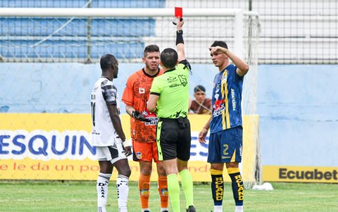 Delfín terminó el partido con 10 jugadores por la expulsión de Brian Heras.