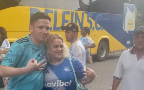 Reina Martínez recibiendo muestras de cariño de los hincha azules.