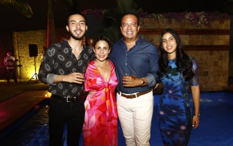 El cumpleañero junto a su familia, Feryala, Elizabeth y Nabila.