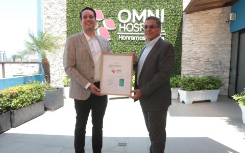 Francisco Aguirre, CEO y fundador de Sigma, quien hizo la entrega de la placa a Mauricio Navia, gerente general de Omni Hospital.