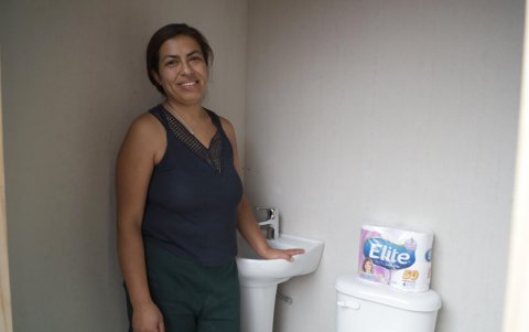 Solange Bustillos beneficiaria del baño número 500 gracias a la campaña de Softys junto a la ONG Tech