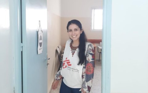 En la imagen podemos ver a la Gisela Silva en una formación al equipo médico de la clínica de Al Mawasi, en el sur de Gaza.