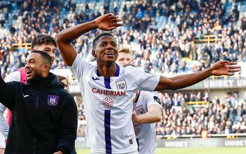 El ecuatoriano Nilson Angulo gana espacio en Anderlecht