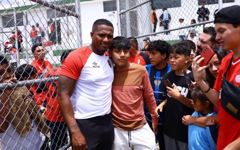 Los aficionados que llegaron al escenario deportivo aprovecharon para tomarse fotos con Toño Valencia.