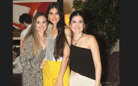 Denise y Ornella Lebed Macías, junto a Gabriela Lebed Romero.