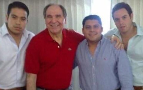 Leonardo Cortázar y Abdala Bucaram aparecen en una foto.