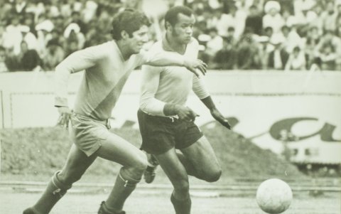 Maridueña marca al uruguayo Pedro 'Jet' Álvarez, en un Clásico del Astillero de 1971.