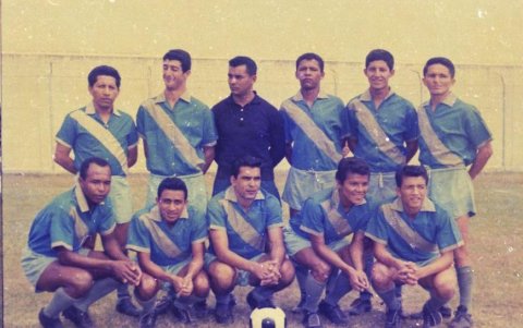 Maridueña (quinto en la fila de arriba) posa con el Emelec campeón de 1965, la tercera estrella del club.
