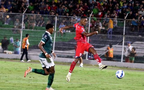 Fidel Martínez (d) marcó el gol del triunfo sobre Orense.