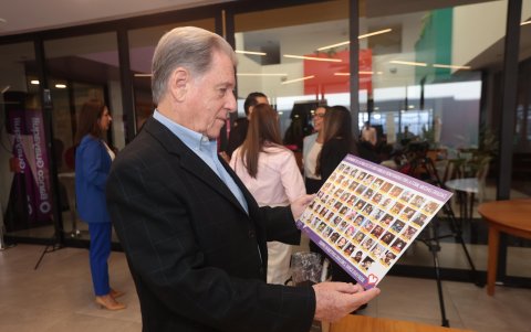 Robert Cackett observa la tarjeta de agradecimiento en nombre de las miles familias que se benefician de la Fundación Casa Ronald McDonald.
