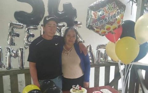 Carlos Elizalde y Milta Prado, padres de Yenny, quienes ahora están a cargo de sus cuatro nietos.