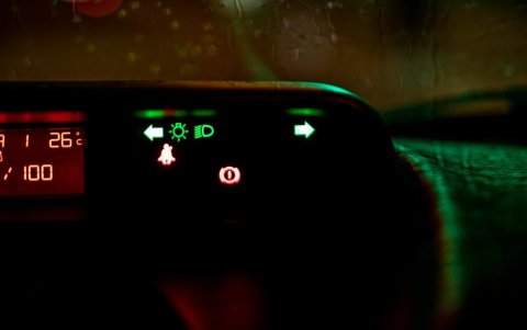 Cuando se enciende la uz del check engine (revisar motor) significa que puede haber una falla en el vehículo.