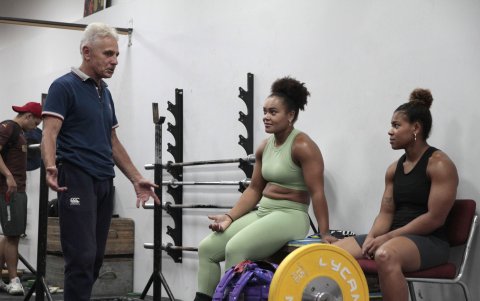 Alexei Ignatov (i) supervisa los entrenamientos de Neisi Dajomes (c) y Angie Palacios (d).