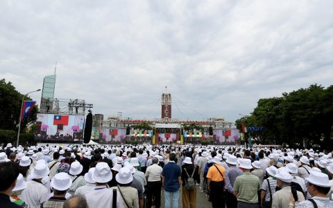El presidente de Taiwán, William Lai, saluda a la multitud durante la toma de posesión, en Taipei, Taiwán, el 20 de mayo de 2024.