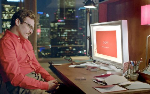 Joaquin Phoenix como Theodore en el drama romántico 'Her', dirigido por Spike Jonze.