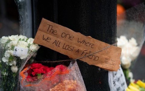 Los fans dejan mensajes en el edificio de Friends en Nueva York que aluden a la serie.