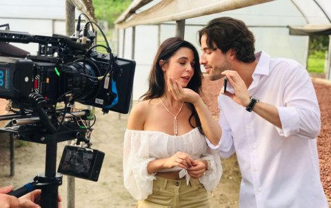 El cacao fino de Ecuador será el telón de fondo e hilo conductor de un relato que tiene como protagonistas a dos familias de inmensa riqueza.