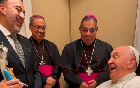 El papa Francisco recibió a la comitiva liderada por el arzobispo primado de Ecuador y el alcalde de Quito.