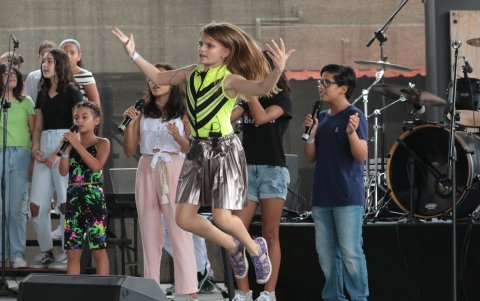 Lilian Gelbart, del quinto grado, durante su participación musical.