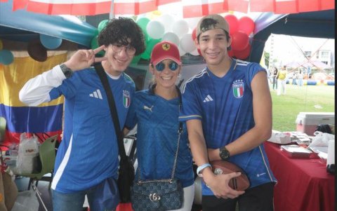 Diana Acosta-Feldman junto a sus hijos Alejandro y Miguel Loor.