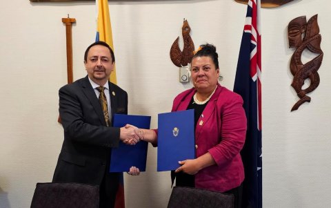 El embajador del Ecuador en Australia, Arturo Cabrera Hidalgo, y la alta Comisionada de Islas Cook en Wellington, Kairangi Samuela.