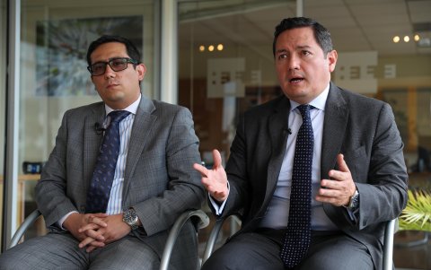 El gerente general de la empresa Furukawa, Adrián Herrera (d), y el abogado Pedro Jerves hablan durante una entrevista con EFE el 1 de mayo de 2024 en Quito (Ecuador).