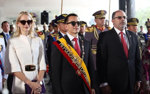 Daniel Noboa, Lavinia Valbonesi y Henry Kronfle, antes de ingresar a la Asamblea Nacional.