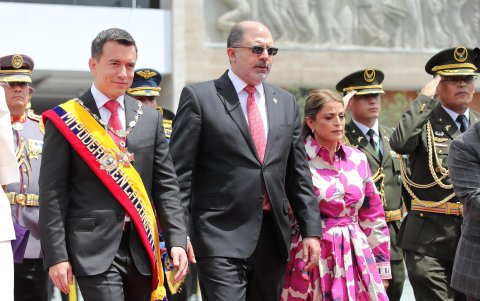 El presidente ecuatoriano, Daniel Noboa (i), acompañado del presidente de la Asamblea Nacional, Henry Kronfle (c), sale tras presentar su primer informe a la nación, este viernes en Quito (Ecuador).