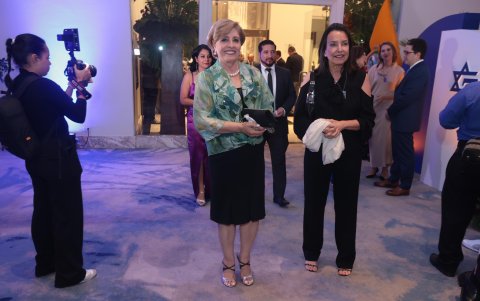 Esmeralda de Parodi y Mariella Chiriboga.