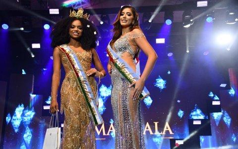 Lisbeth Juliette González Rojas, de 23 años, la nueva reina de Machala, junto a Kiara Paulina Armijos Feijoo designada como virreina.