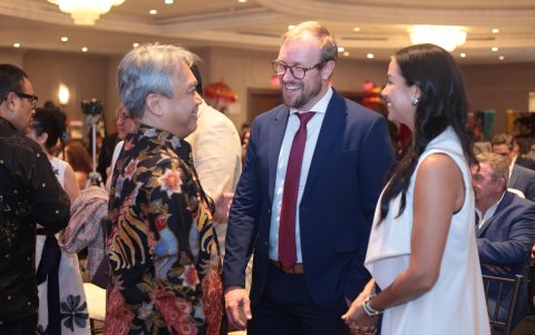 El embajador de Indonesia, Agung Kurniadi, junto a Bradley Hilgert y Lissette Arellano.