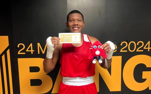 El boxeador tricolor Gelson Congo posa feliz con el certificado que valida su clasificación a París 2024.