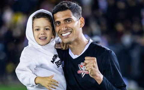 José Francisco Cevallos y su hijo Luca en el estadio del Aktobe de Kazajistán.