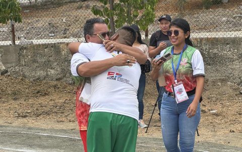 Mero se fundió en un abrazo con uno de sus entrenadores.