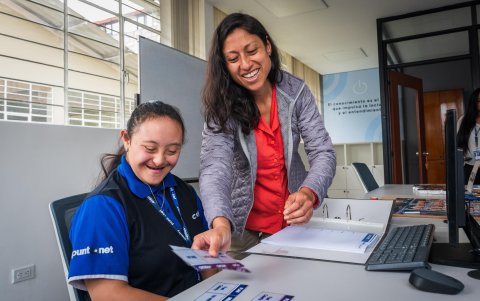 Los jóvenes se desempeñan como Auxiliares Administrativos, brindando apoyo a diversas áreas.