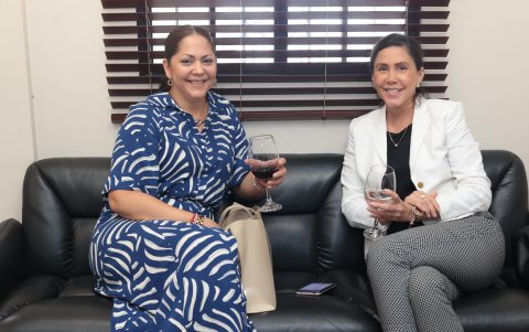 Andrea Zambrano y Nelly Vinueza.