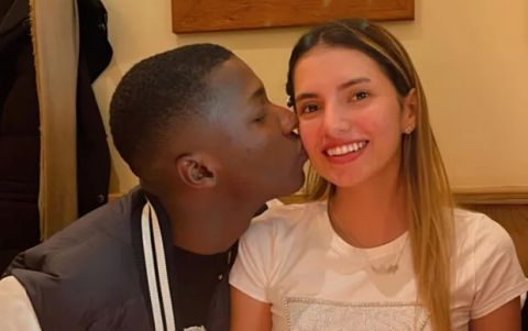 Moisés Caicedo junto a su esposa Paola Salazar.
