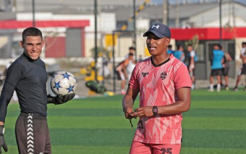Fernando Guerrero (d) dijo sentirse preparado en su inicio como director técnico
