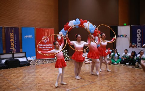 Las deportistas de gimnasia rítmica mostraron tener gran precisión en sus rutinas.