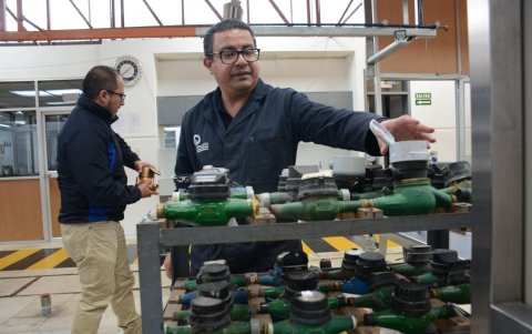 En ese espacio se realizan las pruebas de presión,  hidrostáticas y de calibración. A los antiguos medidores también se le hacen verificaciones en el banco de ensayos.