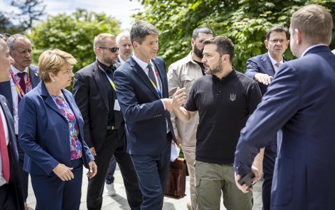El consejero federal suizo Ignazio Cassis, la presidenta federal suiza Viola Amherd y el embajador Gabriel Luechinger, conversan con el presidente ucraniano Volodímir Zelenski