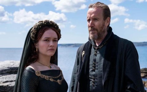 Alicent Hightower (Olivia Cooke) y su padre Otto Hightower (Rhys Ifans).