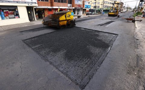 En la calle Vaca de Castro y Machala iniciaron la repavimentación. Las cuadrillas están arreglando por zonas.
