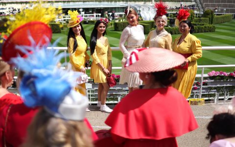 Los asistentes se toman fotos para el recuerdo durante el primer día de Royal Ascot en Ascot, Gran Bretaña,